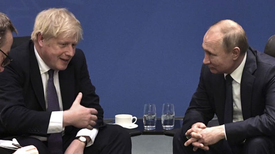 Der britische Premierminister Boris Johnson (links) spricht mit dem russischen Präsidenten Wladimir Putin während der Internationalen Libyen-Konferenz in Berlin, Deutschland, am 19. Januar 2020.