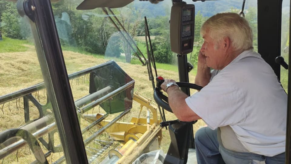 Der 78jährige Peter Brunner ist im Aargau seit 56 Jahren als Mähdrescher-Fahrer unterwegs.