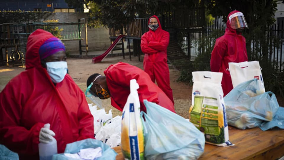 Freiwillige verteilen Lebensmittel in Johannesburg. Angesichts eines enormen Anstiegs der Infektionen mit Covid-19 und der Todesfälle, ist die Ernährungsunsicherheit ein massives Problem.