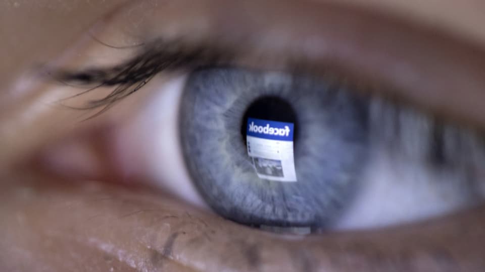 Ein Jugendlicher betrachtet eine Facebook-Seite (Symbolbild)