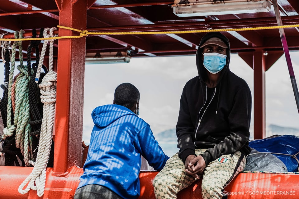 Ein Migrant auf einem Boot in einem sizilianischen Hafen im Juli 2020.