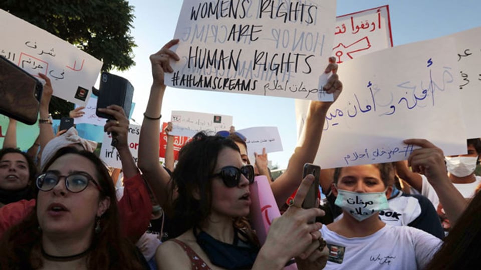 Jordanische Frauen an einer Protestveranstaltung gegen Gewalt an Frauen in Amman, Jordanien.