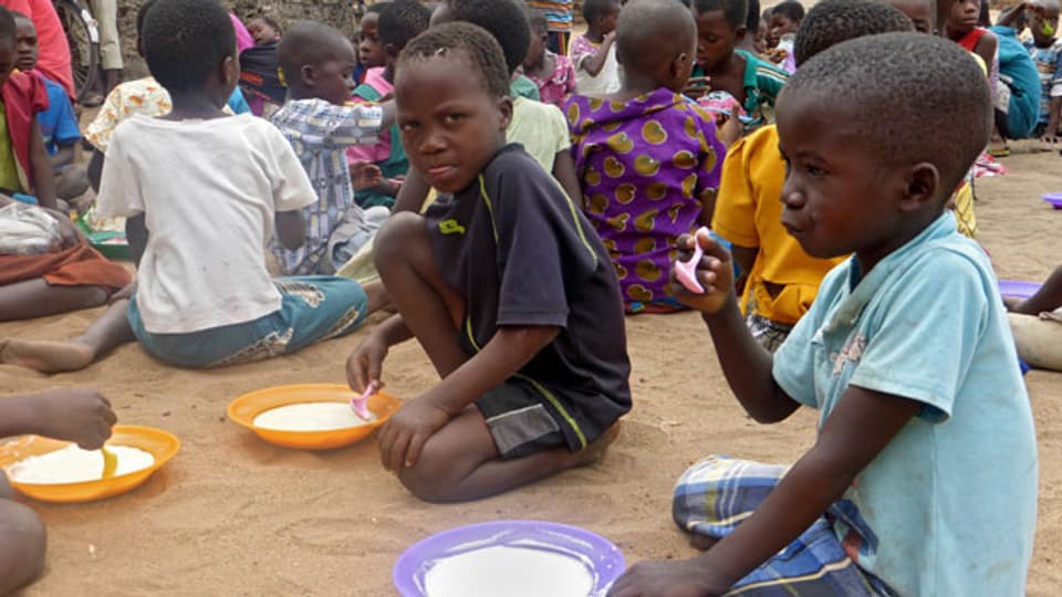 Die Kinder in Malawi leiden Hunger.