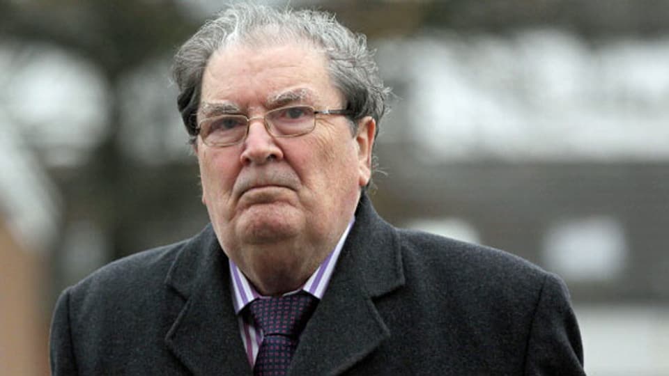 Der ehemalige Nordirlandpolitiker und Friedensnobelpreisträger von 1998, John Hume, im November 2013 an der Trauerfeier für den irischen Priester Pater Alec Reid.
