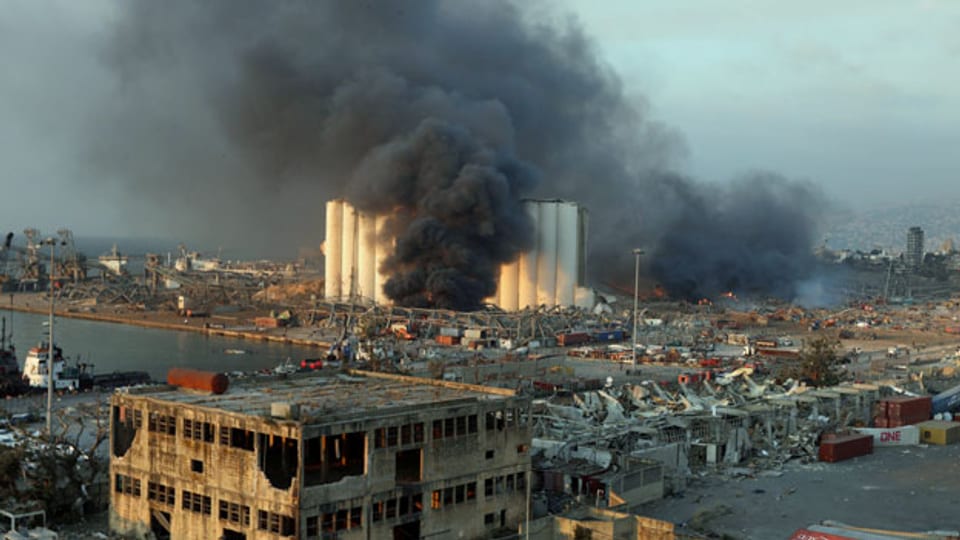 Rauch steigt vom Explosionsort im Hafengebiet von Beirut auf.