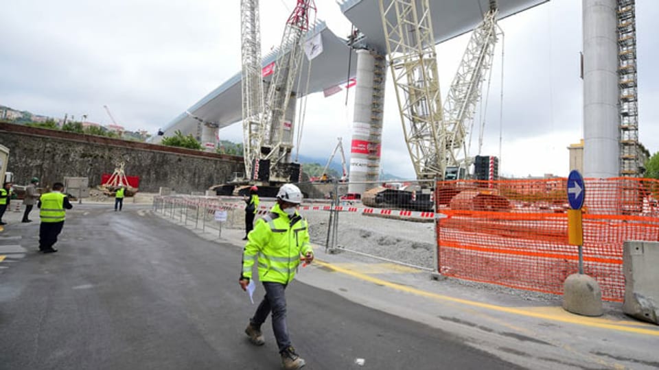 Symbol für Schlendrian und Effizienz zugleich. Das Polcevera-Viadukt des italienischen Bauingenieurs Riccardo Morandi bei Genua stürzte im August 2018 ein. 43 Menschen starben. Seit 2014 war der Betreiberfirma bekannt, dass die Brücke einsturzgefährdet war. Im Bild die neue Brücke des Genueser Architekten Renzo Piano kurz vor der Fertigstellung.