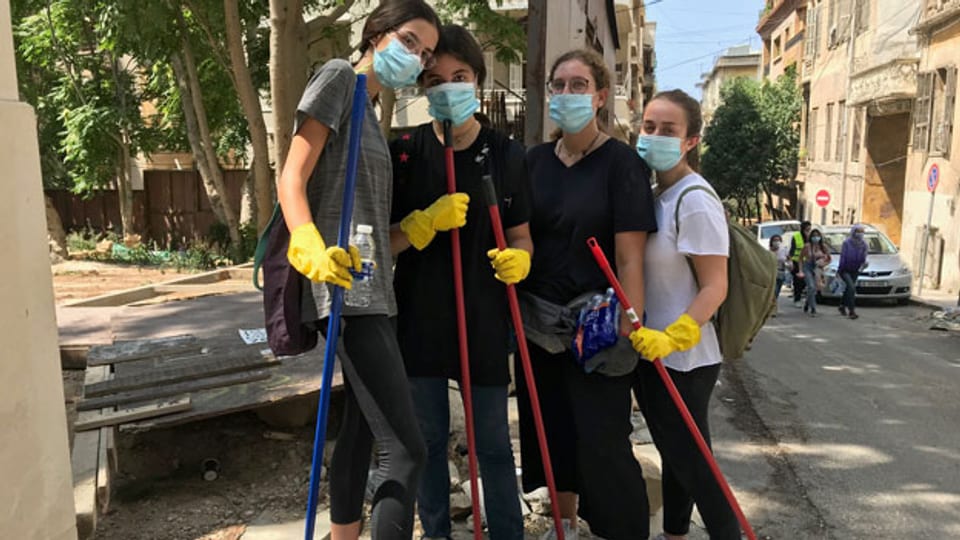 Vier libanesische Frauen helfen bei den Aufräumarbeiten in Beirat nach der Explosion.