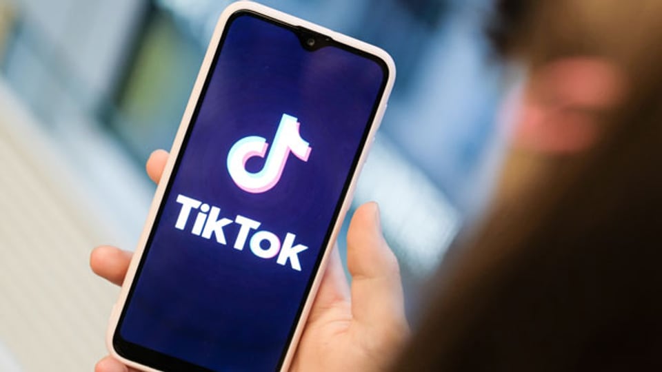 Die App «TikTok» auf einem Handy.