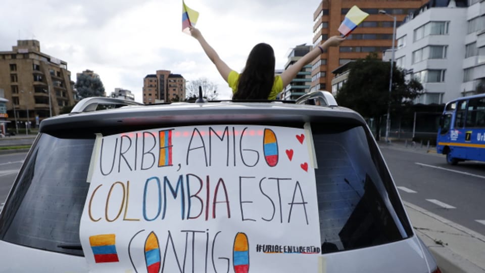 Demonstrationen wegen des Hausarrests von Ex-Präsident Uribe in Kolumbien.