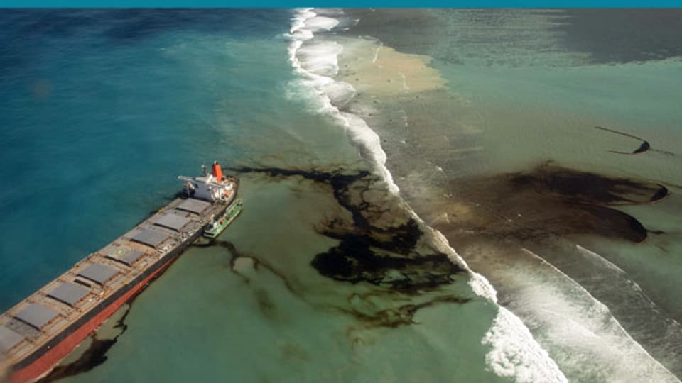 Auslaufendes Öl aus der MV Wakashio, einem Massengutfrachter, der vor kurzem vor der Südostküste von Mauritius auf Grund lief.