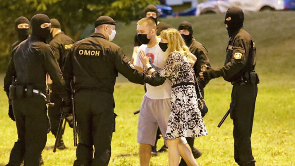 Nach den Präsidentschaftswahlen in Weissrussland verhaftet die Polizei Demonstranten. 9. August 2020.