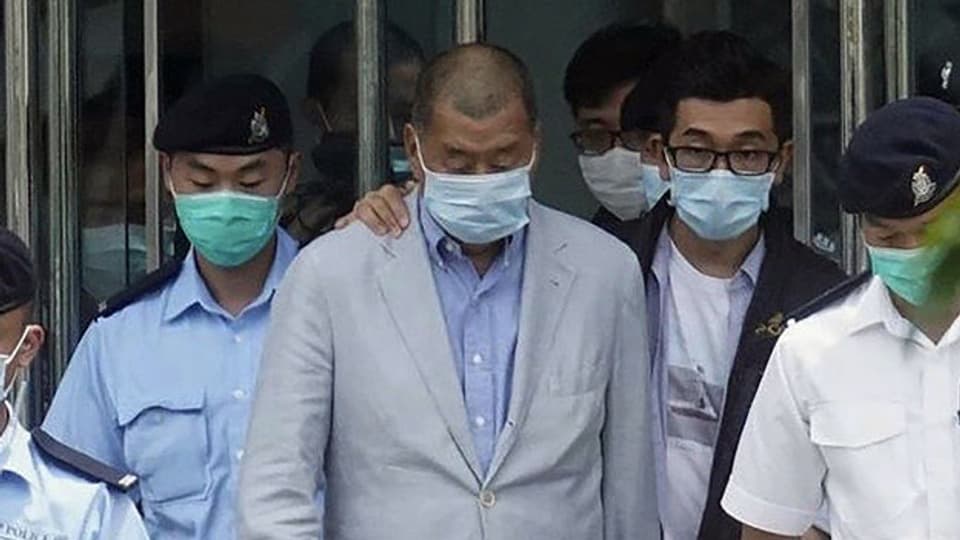 Der Hongkonger Medien-Tycoon Jimmy Lai, (Mitte) wird von der Polizei verhaftet.