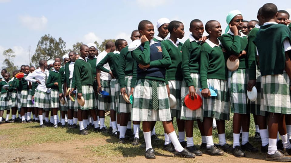 Schülerinnen und Schüler stehen für das Mittagessen Schlange. Njoro, Nakuru County, Kenia 2019.