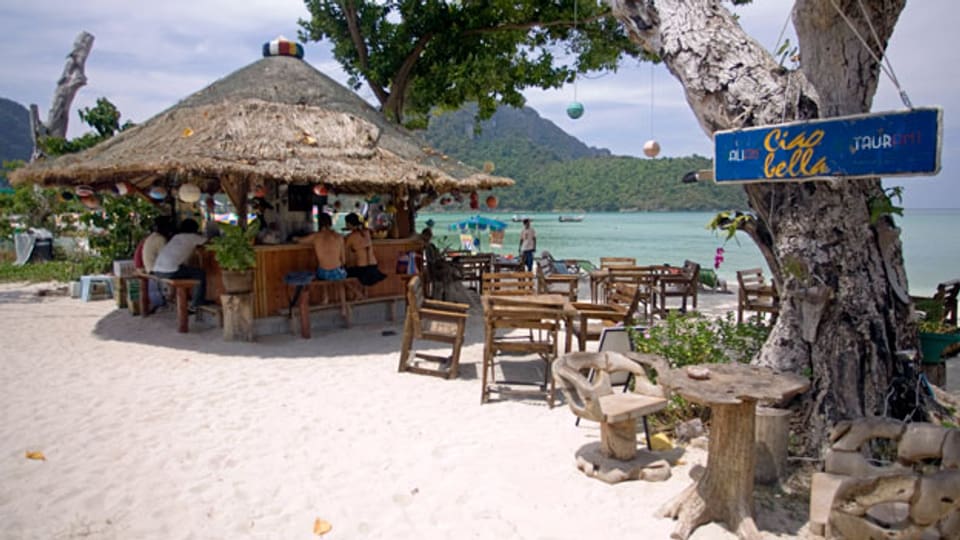 Symbolbild. Eine Bar an einem Sandstrand auf der Insel Ko Phi Phi in Thailand.