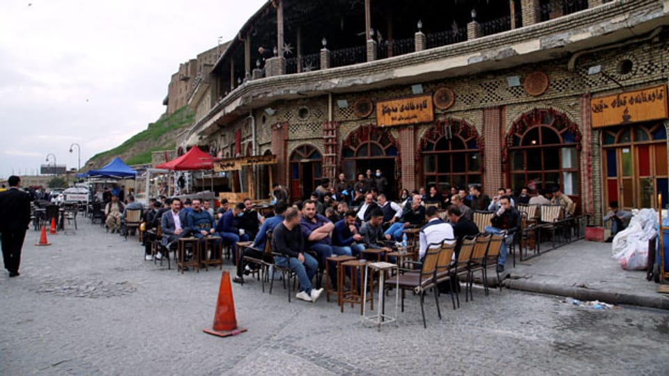 Menschen in einem Café in der Nähe des Schlosses in der Altstadt von Erbil.
