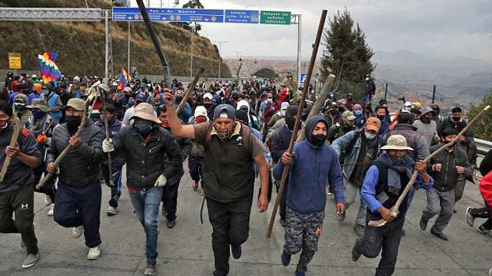 Unterstützer des ehemaligen bolivianischen Präsidenten (2006-2019) Evo Morales blockieren die Autobahn zwischen La Paz und El Alto, um gegen eine zweite Verschiebung der Parlamentswahlen aufgrund der neuartigen Coronavirus-Pandemie COVID-19 zu protestieren und den Rücktritt von Präsident Jeanine Anez zu fordern.