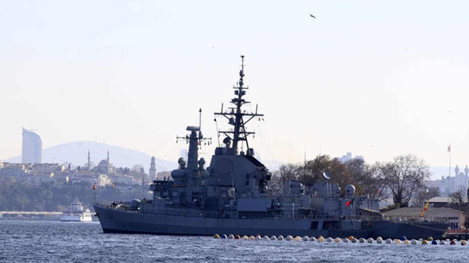 Ein türkisches Kriegsschiff auf dem Bosporus.