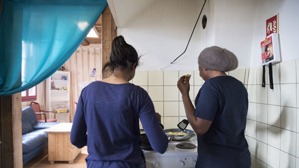 Zwei Asylsuchende kochen in der Asylunterkunft in Moosseedorf.