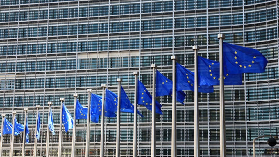  EU-Fahnen vor dem Gebäude der Europäischen Kommission in Brüssel.