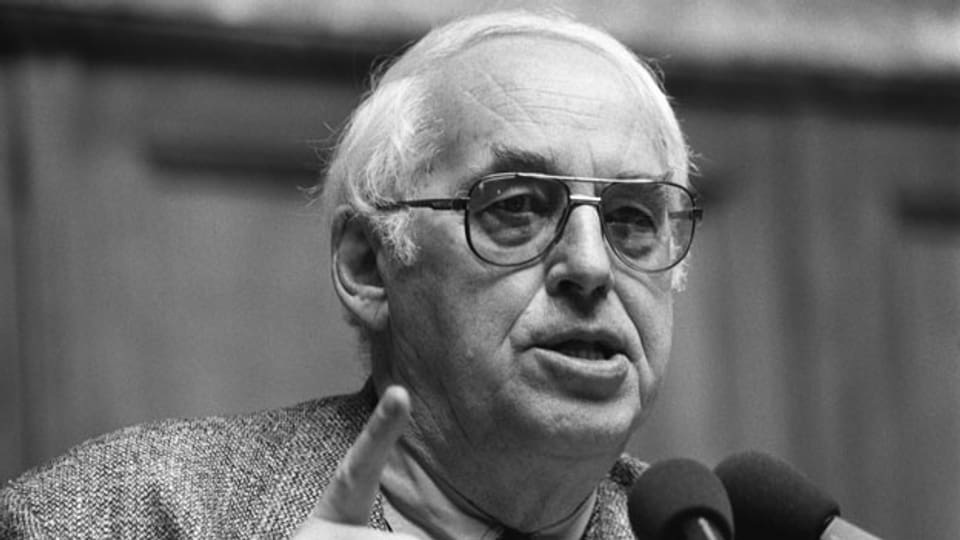 Helmut Hubacher, Nationalrat und ehemaliger Parteipräsident der SP, aufgenommen am 13. März 1995.