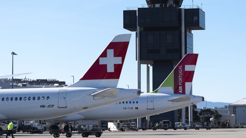 Zwei Flugzeuge am Flughafen Geneve Cointrin.