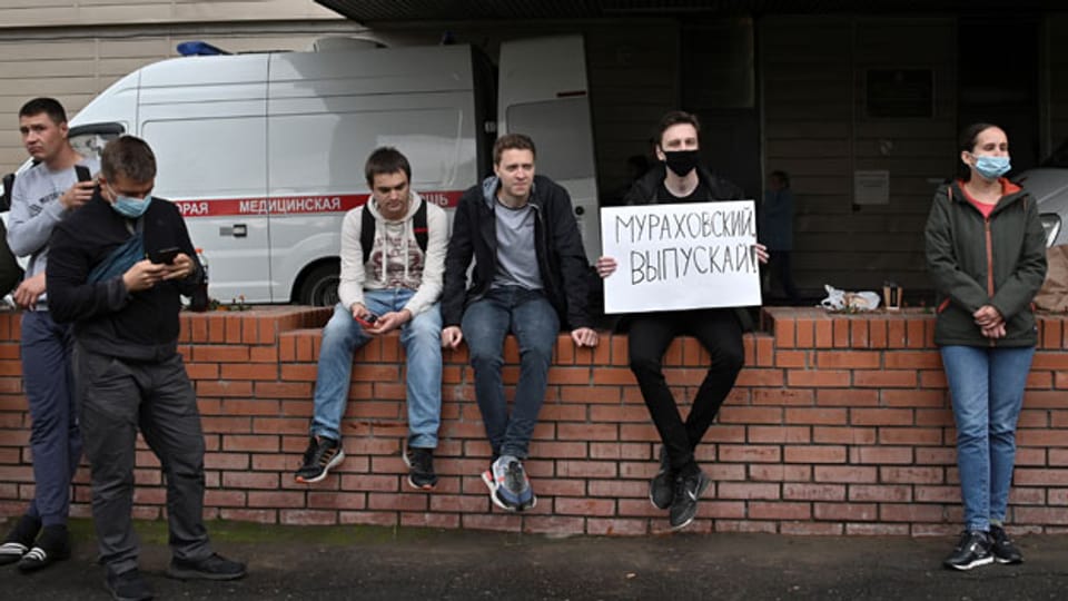 Unterstützer des russischen Oppositionsführers Alexej Nawalny protestieren vor dem Krankenhaus in Omsk, Russland, wo Nawalny im Koma liegt.