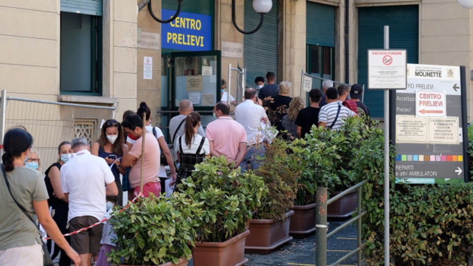 Nach Ferragosto steigen in Italien die Corona-Infektionszahlen wieder an. In Turin (Bild) lassen sich dutzende Menschen testen.