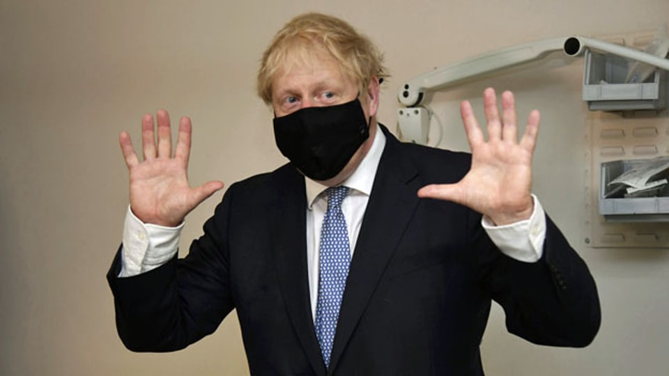 Grossbritanniens Premierminister Boris Johnson während eines Besuchs des Tollgate Medical Centre in Beckton, Ost-London.