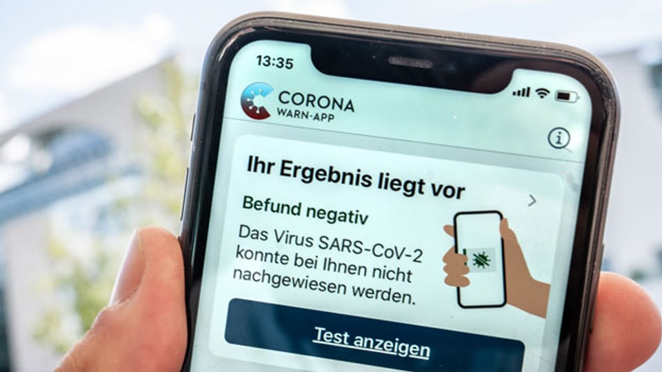 Ein Corona-Test wird auf dem Display eines Iphone in der Corona Warn App als «negativ» dargestellt.