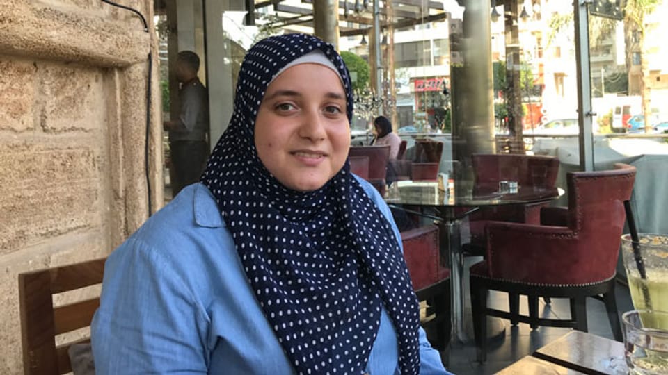 Die 27jährige Innenarchitektin Aya Manafikhi in einem Café in Tripoli.
