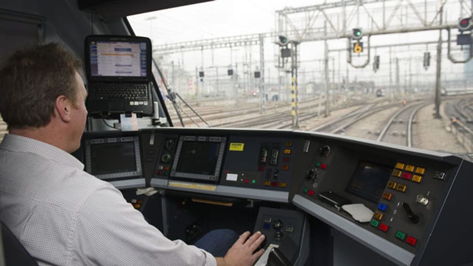 Ein SBB-Lokomotivführer fährt einen Intercityzug von Zürich nach Bern.