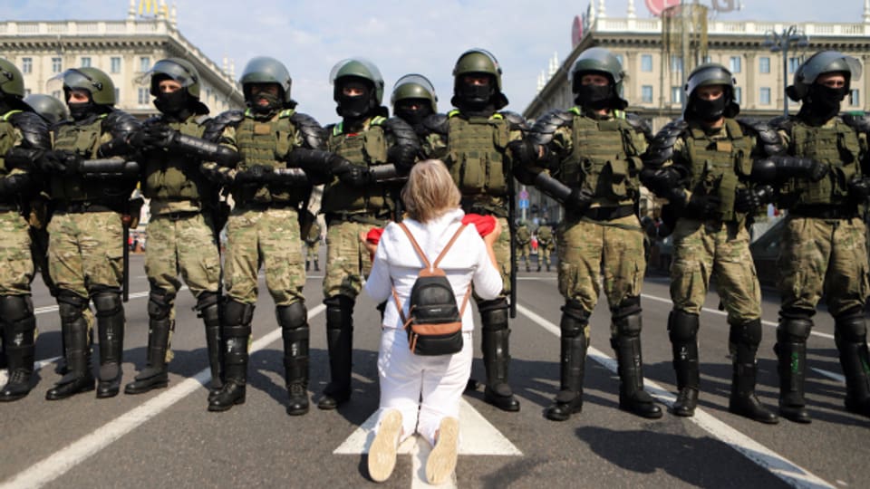 Demonstrantin in Minsk vor Polizisten.