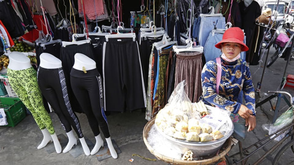 Kleidungsstücke auf einem Markt auf einer Strasse in Phnom Penh, Kambodscha.