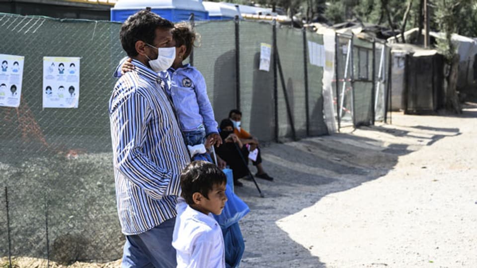 Menschen vor dem Flüchtlingslager Moria auf Lesbos am 2. September 2020.