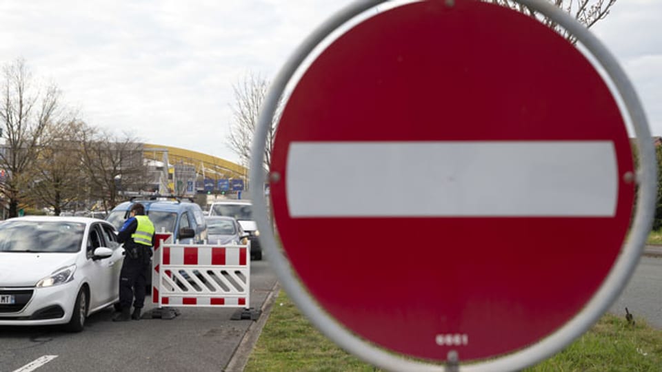 Schweizer Grenzschutzbeamte kontrollieren Personen an der schweizerisch-französischen Grenze in Bardonnex bei Genf.