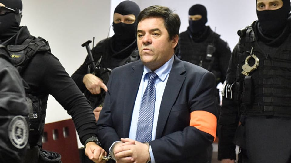Polizisten bringen den mutmasslichen Drahtzieher des Verbrechens, den Geschäftsmann Marian Kocner, in den Gerichtsaal in Pezinok, Slowakei.