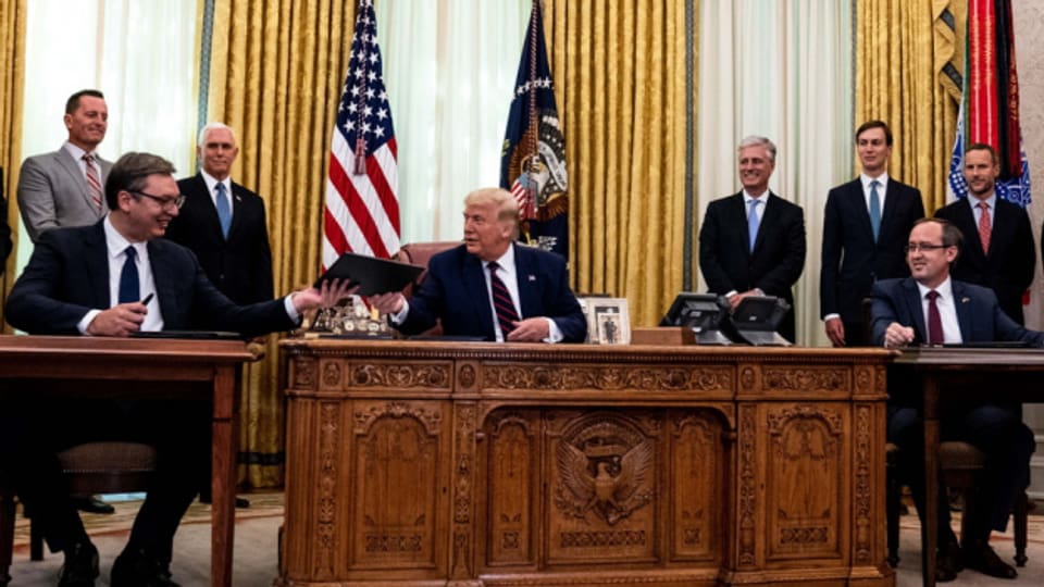 Aleksandar Vucic (Serbien), Donald Trump (USA) und Avdullah Hoti (Kosovo) am 4. September 2020 im Weissen Haus.