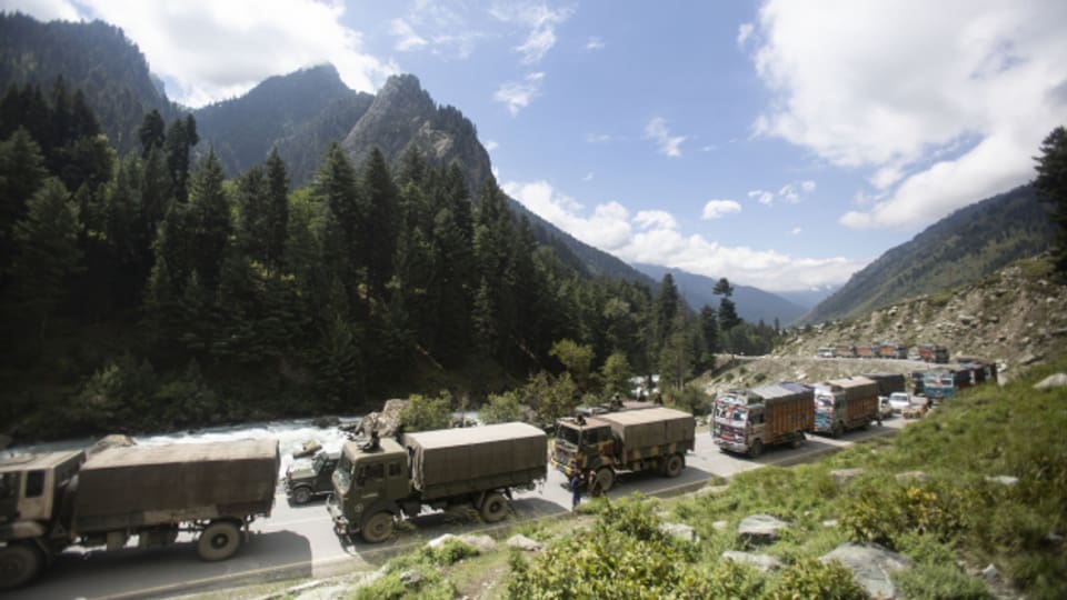 Ein indischer Militärkonvoi auf dem Srinagar- Ladakh-Strasse am 1. September 2020.