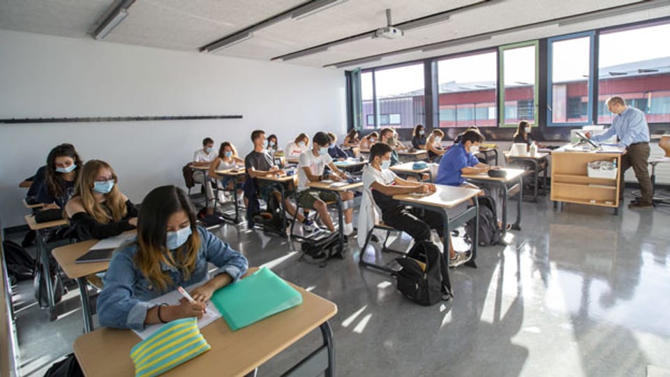 In den städtischen Schulhäusern der Stadt Zürich gilt nun «Maske auf!» auch für alle Erwachsenen. Die Lehrpersonen müssen während des Unterrichts die Maske aber nur tragen, wenn sie länger als eine Viertelstunde die Distanzregeln nicht einhalten können.