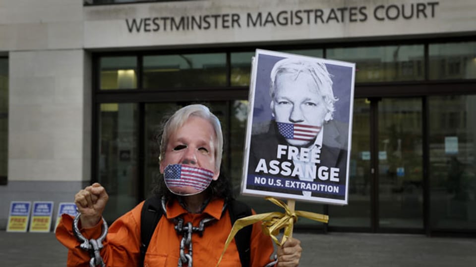 Ein Demonstrant protestiert vor dem Westminster Magistrates Court in London.