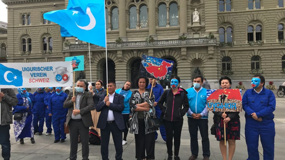 Mitglieder des Uigurischen Vereins Schweiz protestieren auf dem Bundesplatz in Bern.