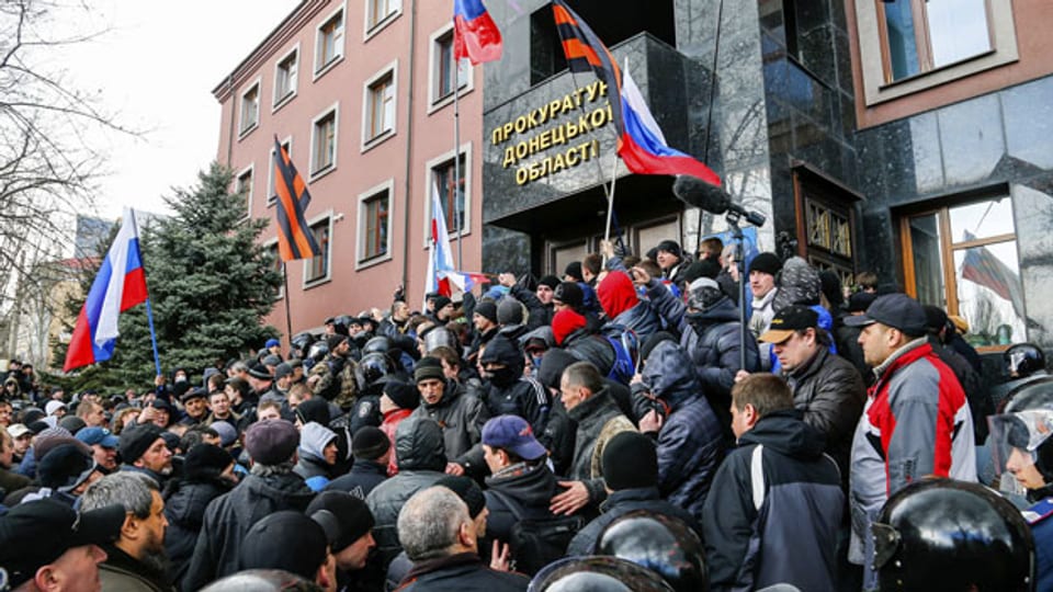 Pro-russische Demonstranten stürmen die Generalstaatsanwaltschaft während einer Kundgebung in Donezk, Ukraine.