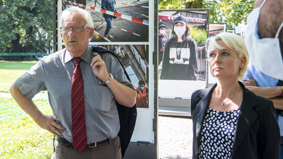Hans Stöckli, (links) Ständeratspräsident, und Isabelle Moret, Nationalratspräsidentin, während ihres zweitägigen Besuchs am 30. und 31. Juli in Genf. Dieser Besuch ist Teil einer Tour durch die von der Coronavirus-COVID-19-Pandemie am stärksten betroffenen Kantone.