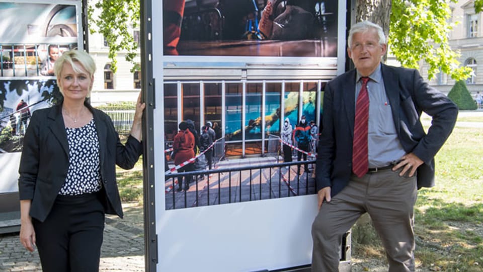Hans Stöckli, (rechts) Ständeratspräsident, und Isabelle Moret, Nationalratspräsidentin, während ihres zweitägigen Besuchs am 30. und 31. Juli in Genf. Dieser Besuch ist Teil einer Tour durch die von der Coronavirus-COVID-19-Pandemie am stärksten betroffenen Kantone.