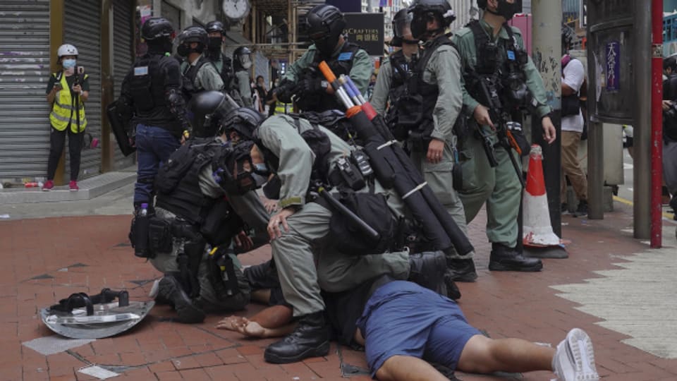 Ein Demonstrant wird in Hong Kong festgenommen - fotografiert von einem Fotografen der Agentur AP.