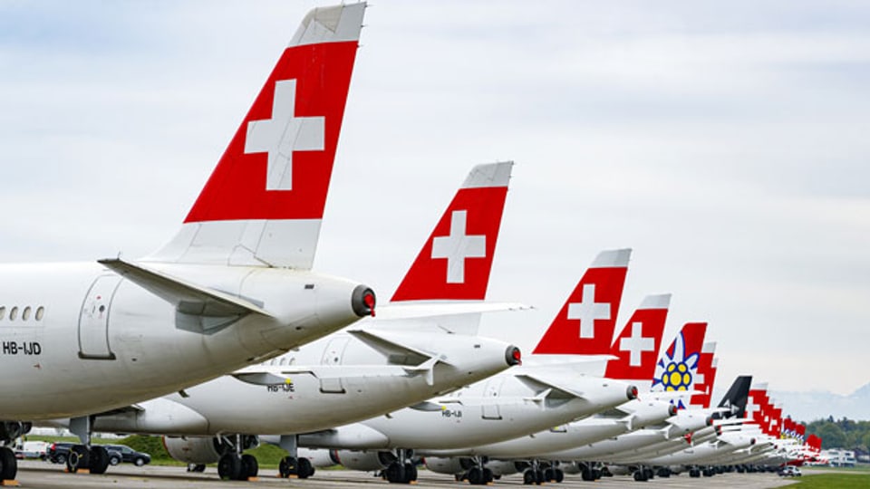 Am Boden befindliche «Swiss»- und «Edelweiss»-Flugzeuge auf dem Militärflugplatz von Dübendorf.