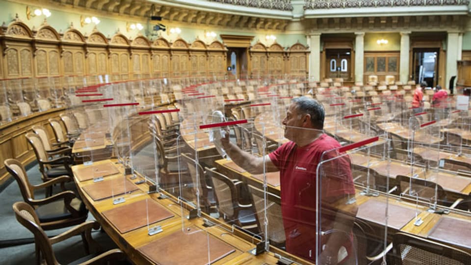 Nationalratssaal: Die Herbstsession findet unter erhöhten Schutzmassnahmen statt.