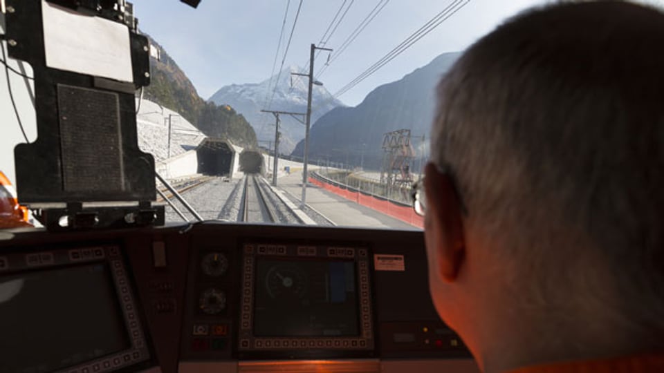 Ein Lokomotivführer bei der Einfahrt in den Gotthard-Basistunnel in Erstfeld.