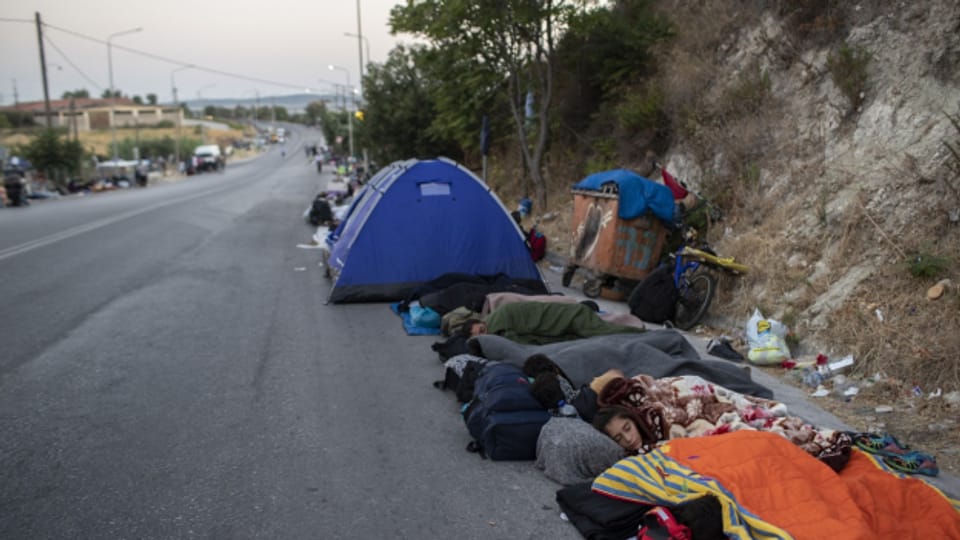 Flüchtlinge schlafen in Lesbos auf der Strasse, nachdem das Flüchtlingslager Moria abgebrannt ist.
