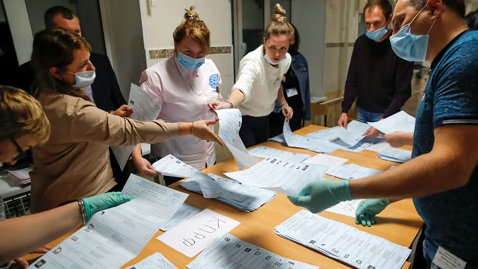 Mitglieder einer lokalen Wahlkommission zählen die Stimmzettel für die Kommunalwahlen in Tomsk, Russland, aus.